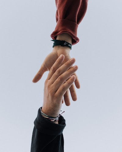 Helping hands. Artisit: Austin Kehmeier. Unsplash