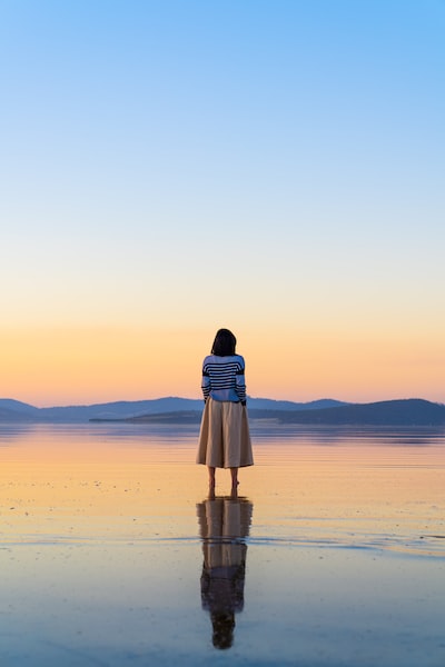 Girl standing in peace. Artisit: Jacob Dyer. Unsplash